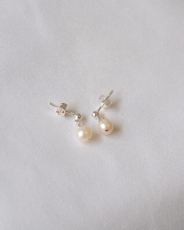 Ladies earrings elegant designs-Pearl simple stud earrings (Silver)