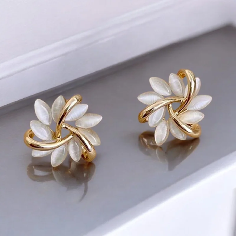 Ladies earrings floral accents-Beautiful White and Gold Flower Stud Earrings